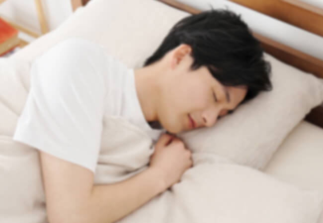 ぐっすり眠る男性